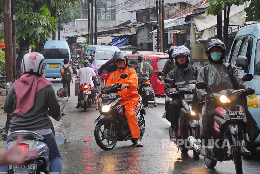 Pengendara sepeda motor dan mobil berbalik arah Genangan banjir merendam jalan Pejaten Raya, Pasarminggu, Jakarta Selatan, Rabu (1/3). Setiap hujan deras turun kawasan padat lalulintas ini kerap direndam banjir