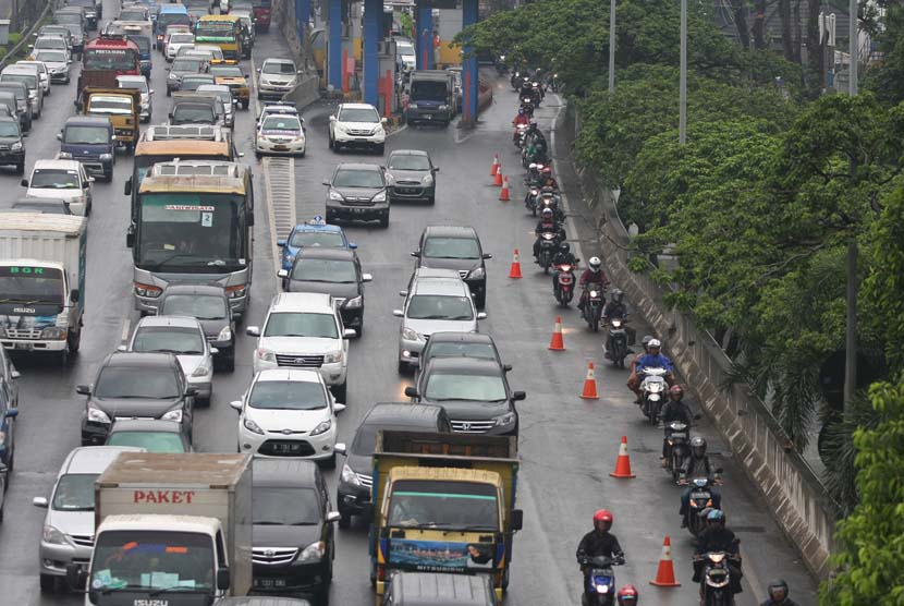 Pengendara sepeda motor diarahkan masuk ke ruas jalan tol untuk menghindari banjir di Tol TB. Simatupang, Cilandak, Jakarta Selatan, Senin (13/1). (Antara/Reno Esnir)