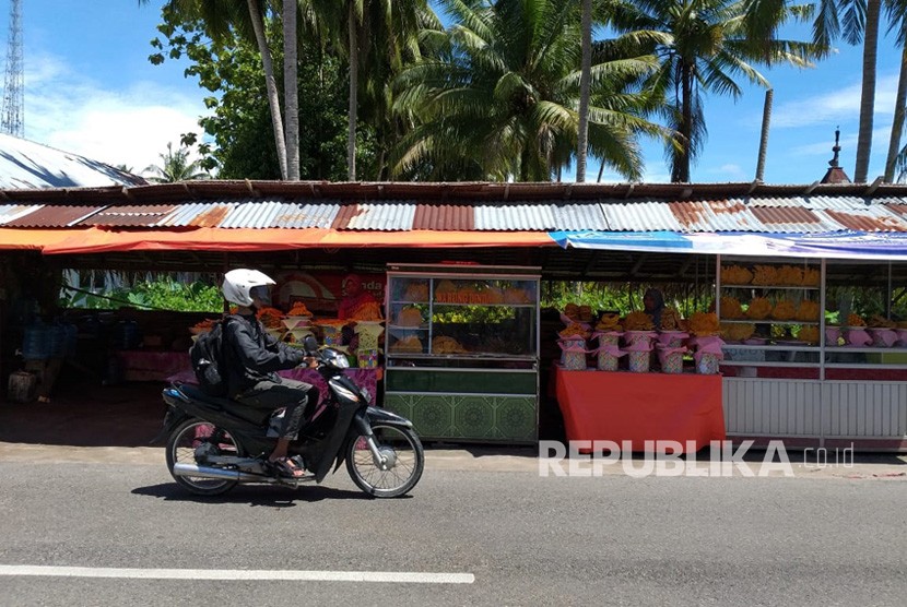 Pengendara sepeda motor melalui deretan penjual sala lauak, makanan khas Sumatra Barat di kawasan Ulakan, Padang Pariaman. 