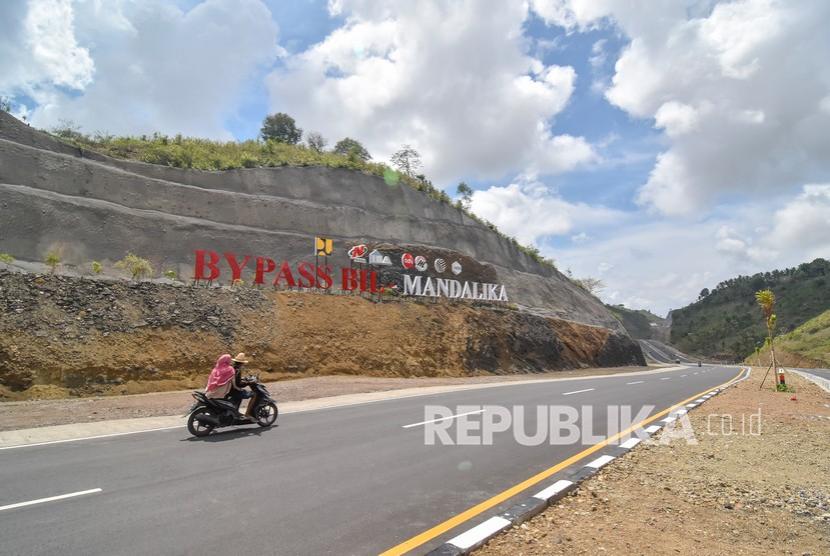 Pengendara sepeda motor melintas di jalan Bypass Bandara Internasional Lombok (BIL) menuju ke Kawasan Strategis Pariwisata Nasional (KSPN) Mandalika di Kecamatan Pujut, Praya, Lombok Tengah, NTB, Kamis (28/10/2021). Jalan Bypass BIL- Mandalika sepanjang 17,3 km tersebut telah rampung dibangun oleh Kementerian PUPR sebagai infrastruktur penunjang KSPN Mandalika.