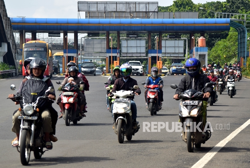 Pengendara sepeda motor melintas di jalan Tol dalam kota, Pitu Tol Taman Mini 2, Jakarta Timur, Kamis (21/4). (Republika/ Rakhmawaty La'lang)