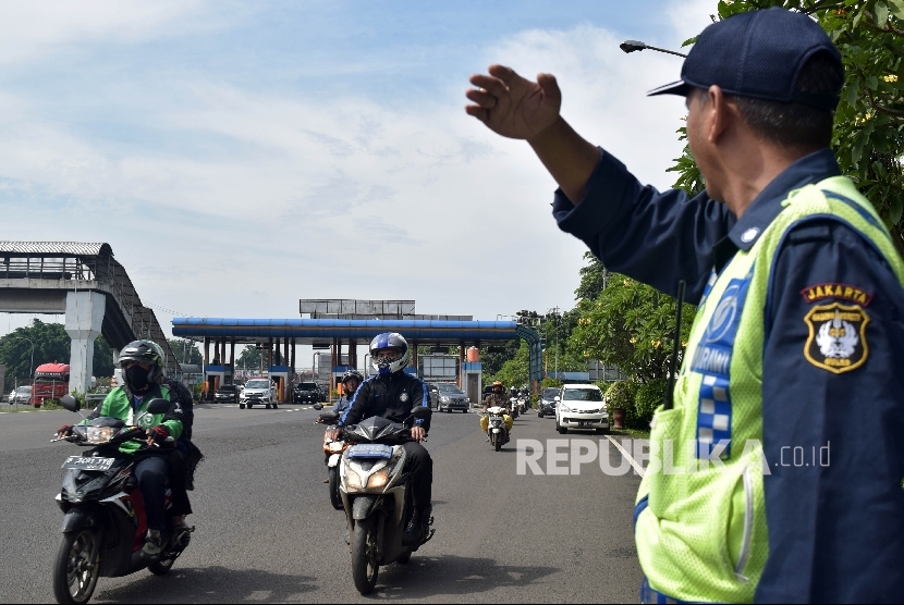 Pengendara sepeda motor melintas di jalan Tol dalam kota, Pitu Tol Taman Mini 2, Jakarta Timur, Kamis (21/4). (Republika/ Rakhmawaty La'lang)