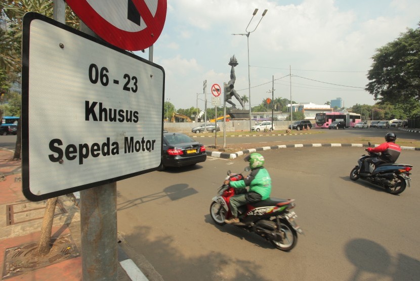 Pengendara sepeda motor melintas di Jalan Jenderal Sudirman, Jakarta, Kamis (7/9).