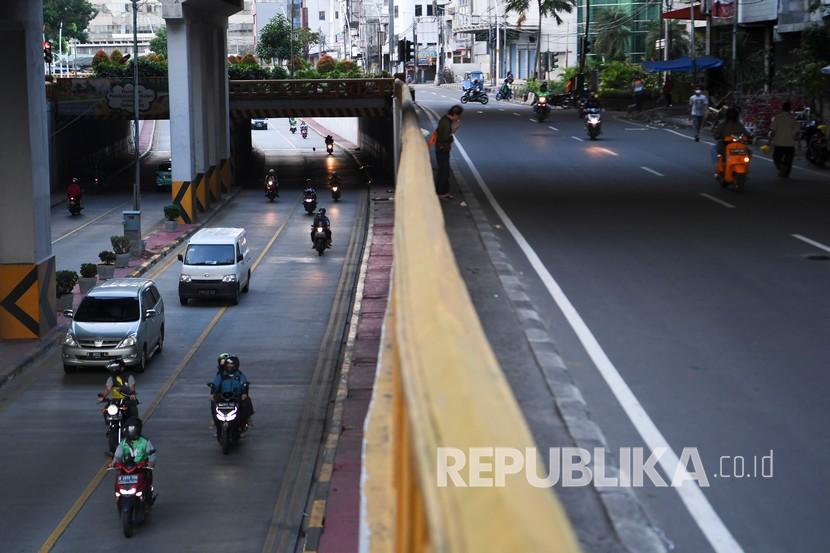 Pengendara sepeda motor melintas di kawasan Tanah Abang, Jakarta, Ahad (3/5/2020). Polda Metro Jaya mencatat sebanyak 39.999 pengendara melanggar aturan Pembatasan Sosial Berskala Besar (PSBB) di DKI Jakarta sejak 13 April dan 2 Mei dengan pelanggar terbanyak pengendara sepeda motor.