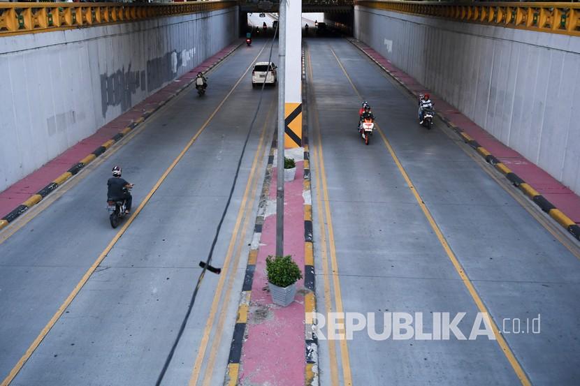 Ombudsman Temukan Potensi Maladministrasi Penanganan Corona. Pengendara sepeda motor melintas di kawasan Tanah Abang, Jakarta saat pemberlakuan PSBB Jakarta.