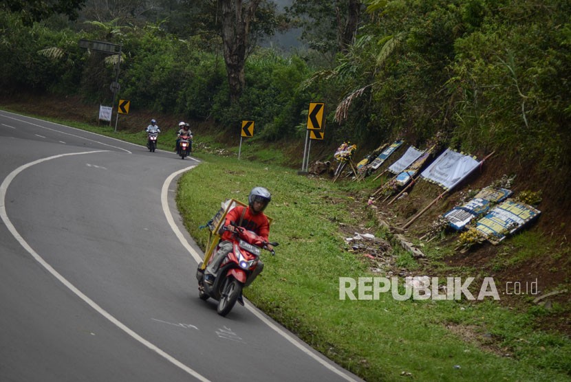 Pengendara sepeda motor melintas di Tanjakan Emen, Kabupaten Subang, Jawa Barat.