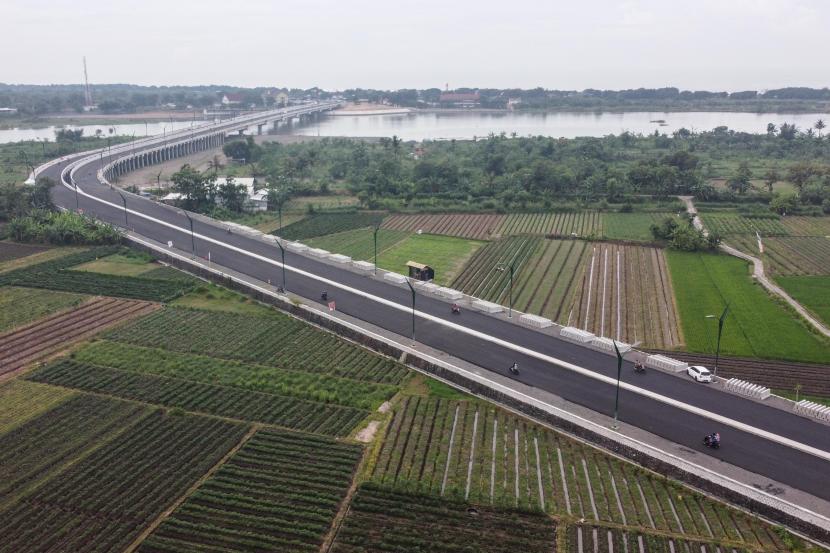 Pengendara sepeda motor melintas saat uji coba pembukaan Jembatan Kretek II di Baros, Tirtohargo, Kretek, Bantul, DI Yogyakarta, Jumat (29/4/2022). Pemerintah Daerah Istimewa Yogyakarta melakukan uji coba pembukaan Jembatan Kretek II sepanjang 2.015 meter yang menghubungkan Jalur Jalan Lintas Selatan (JJLS) pada tanggal 29 April hingga 6 Mei 2022 mendatang. Bupati Bantul sebut proyek Jalur Jalan Lintas Selatan bantu tumbuhkan ekonomi warga.