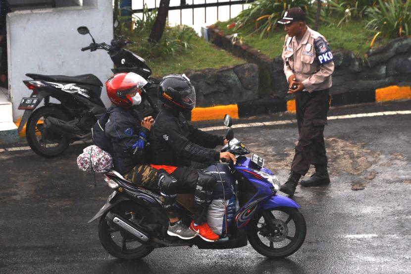 Pengendara sepeda motor melintasi dermaga saat keluar dari kapal di Pelabuhan Ketapang, Kabupaten Banyuwangi, Jawa Timur, Selasa (19/4/2022).