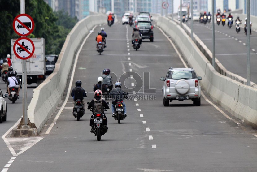 Pengendara sepeda motor melintasi Jalan Layang Non Tol (JLNT) Kampung Melayu-Tanah Abang, Jakarta, Jumat (3/1/2014).  (Republika/Yasin Habibi)