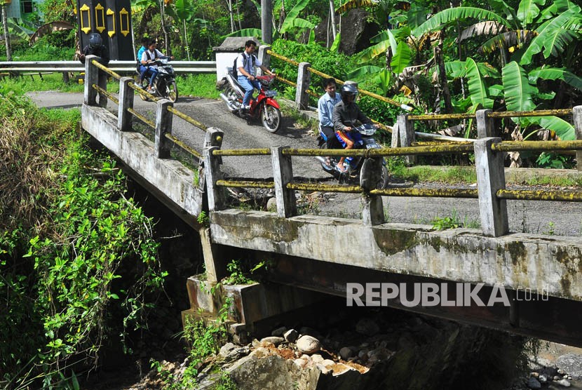 Jembatan yang patah akibat pondasinya ambrol (ilustrasi) 