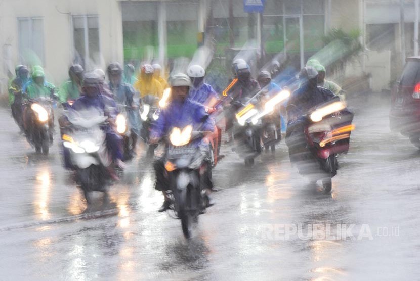 Pengendara sepeda motor memacu motornya saat hujan turun di kawasan Mampang Prapatan, Jakarta Selatan. (Dok Foto) 