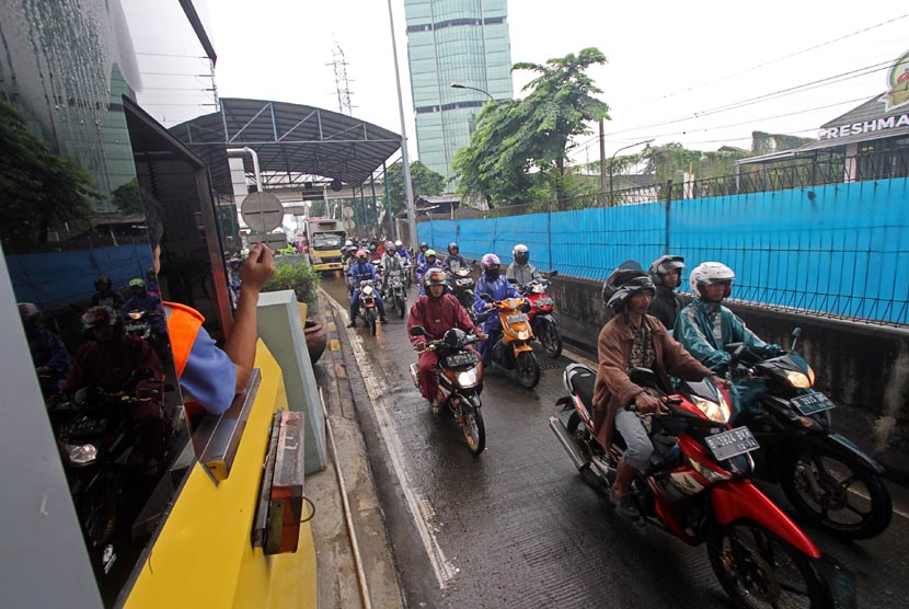   Pengendara sepeda motor memasuki gerbang pintu Tol Lenteng Agung Dua, Jakarta, Senin (13/1). (Antara/M Agung Rajasa)