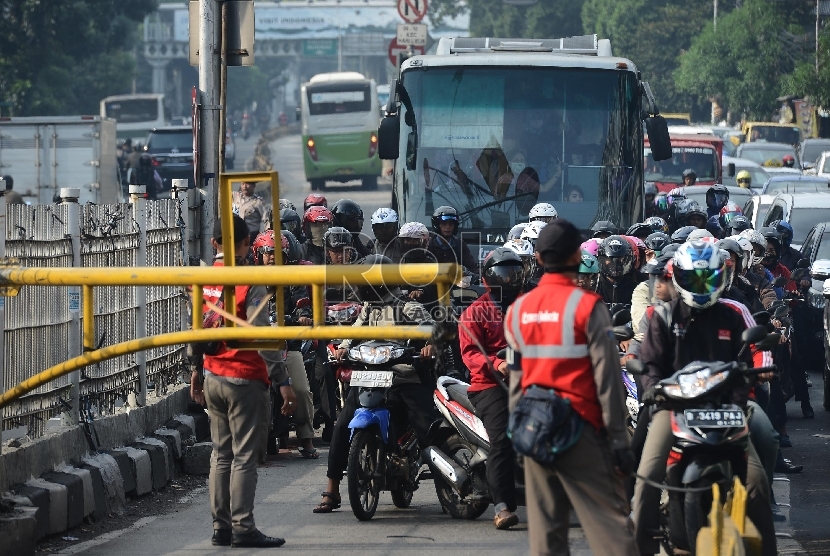  Pengendara sepeda motor menerobos jalur busway di Jalan Mampang Prapatan, Jakarta Selatan, Kamis (7/5). (Republika/Raisan Al Farisi)