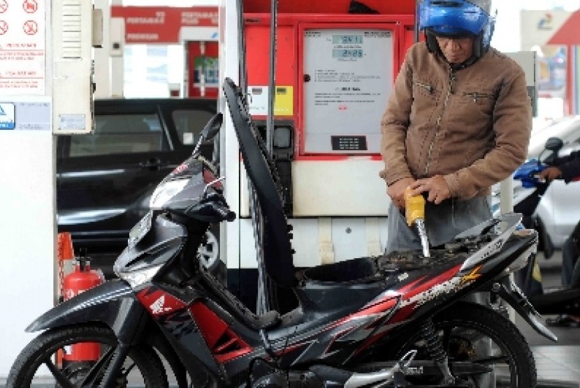  Pengendara sepeda motor mengisi bahan bakar jenis premium secara mandiri di salah satu SPBU di Jakarta, Selasa (29/9).