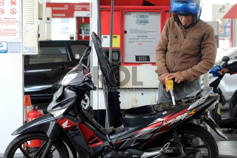 Pengendara sepeda motor mengisi bahan bakar jenis premium secara mandiri di salah satu SPBU di Jakarta, Selasa (29/9).