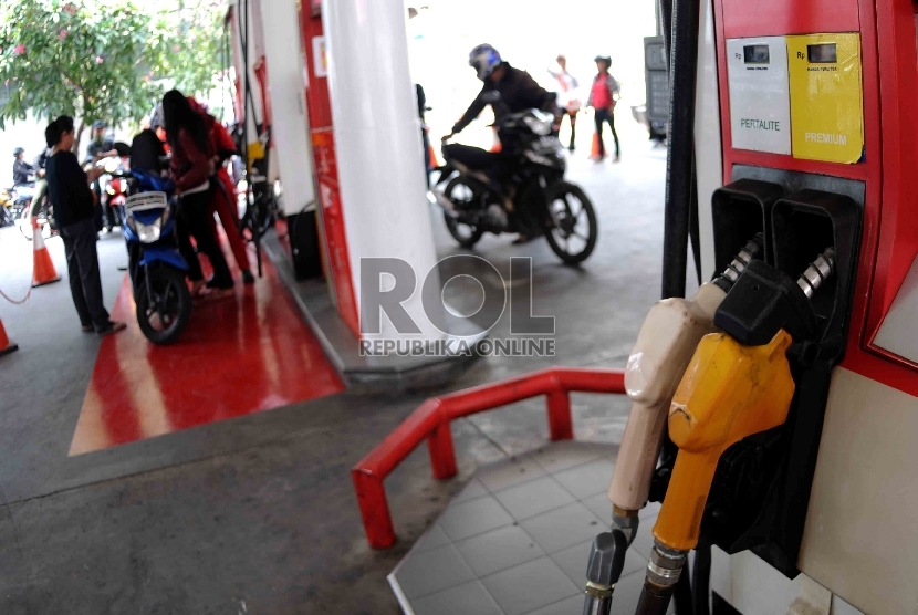 Pengendara sepeda motor mengisi bahan bakar jenis premium secara mandiri di salah satu SPBU di Jakarta, Selasa (29/9).