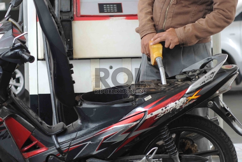 Pengendara sepeda motor mengisi bahan bakar jenis premium secara mandiri di salah satu SPBU di Jakarta, Selasa (29/9). 
