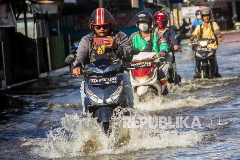 Banjir bandang sebelumnya menerjang dua kecamatan di Garut, Jawa Barat (Foto: ilustrasi banjir)