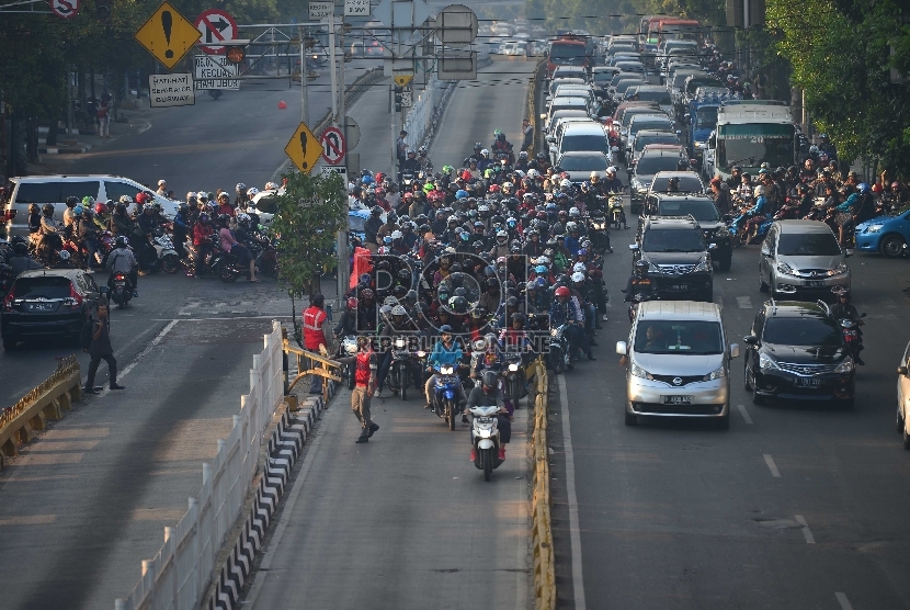 Pengendara sepeda motor ngotot memasuki jalur busway yang ditutup oleh petugas di jalur TransJakarta di kawasan Mampang Prapatan, Jakarta Selatan, Kamis (4/9).