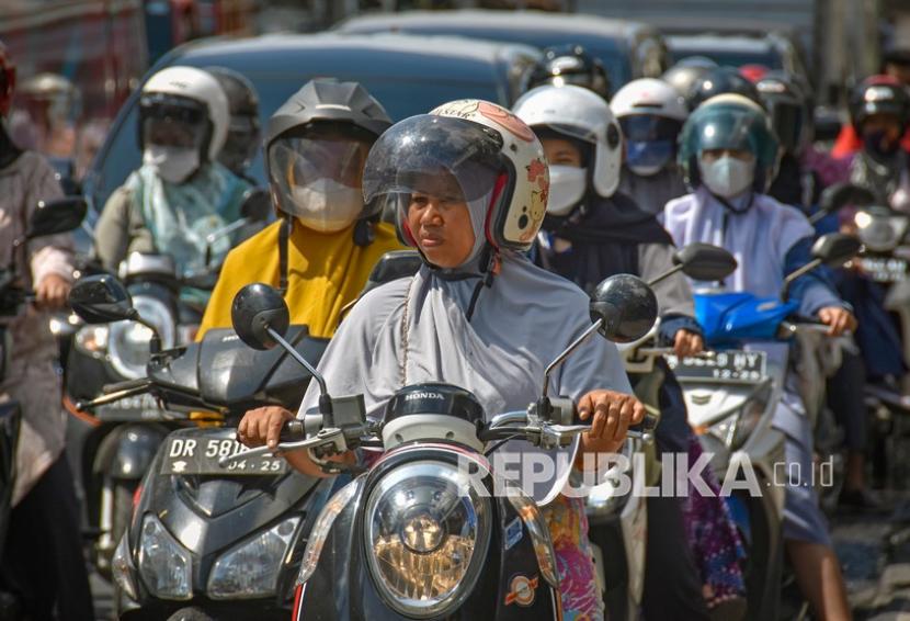 Pengendara sepeda motor yang tidak memakai masker melintas di simpang lima kawasan Kota Tua Ampenan, Mataram, NTB (ilustrasi)