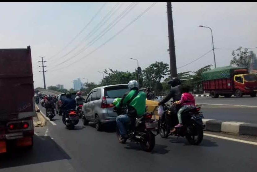 Pengendara hendak melintas di jalan layang Pesing.