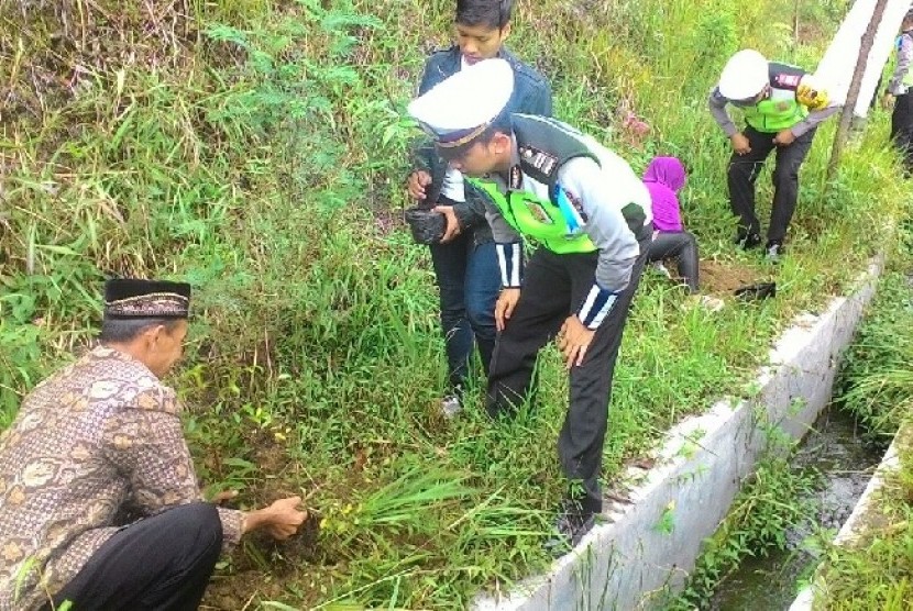 Pengendara yang terjaring razia dikenakan sanksi menanam pohon di pintu masuk Gunung Lawu.