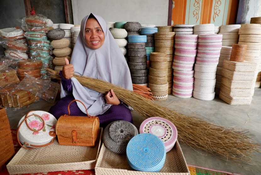 Pengepul kerajinan akte, Sahniah di Dusun Batas Tembeng, Kecamatan Terara, Kabupaten Lombok Timur, Nusa Tenggara Barat (NTB). Nasabah BTPN Syariah itu mampu menggerakkan perekonomian di lokasi itu.