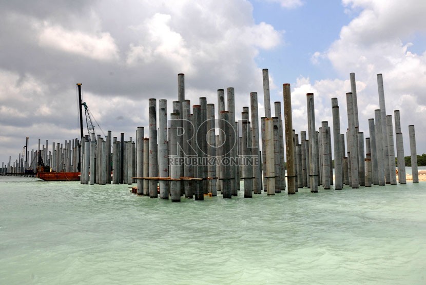  Pengerjaan proyek pembangunan Jalan Tol Tanjung Benoa-Ngurah Rai-Nusa Dua di Benoa, Denpasar, Bali, Kamis (1/11).      (Aditya Pradana Putra/Republika)