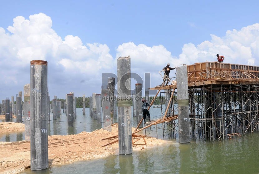  Pengerjaan proyek pembangunan Jalan Tol Tanjung Benoa-Ngurah Rai-Nusa Dua di Benoa, Denpasar, Bali, Kamis (1/11).      (Aditya Pradana Putra/Republika)