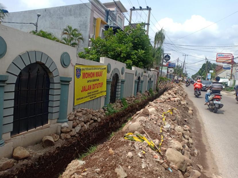Pengerjaan proyek perbaikan saluran air atau drainase di Jalan Tole Iskandar dan Jalan Raden Saleh, Kota Depok (ilustrasi).