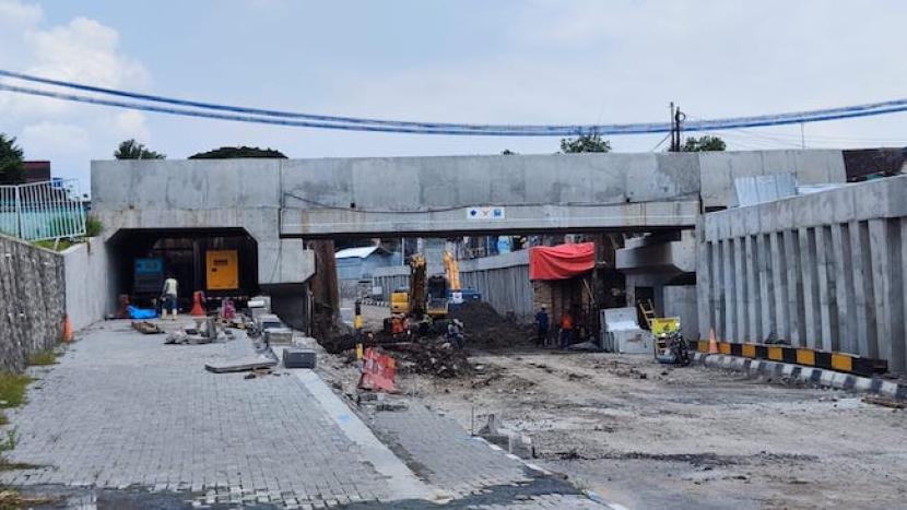 Pengerjaan proyek Viaduk Gilingan di Kota Solo, Jawa Tengah, Ahad (24/3/2024).