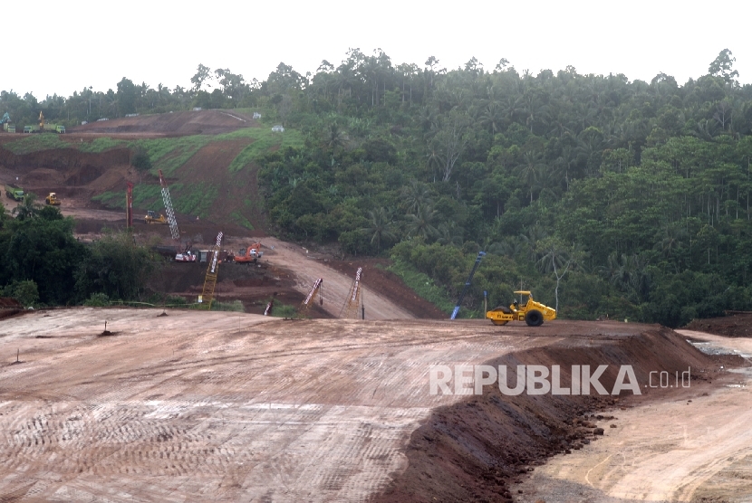 Pengerjaan Tol Lampung. Alat berat mengerjakan pembangunan jalan tol di Bakauheni, Lampung, Rabu (22/6)