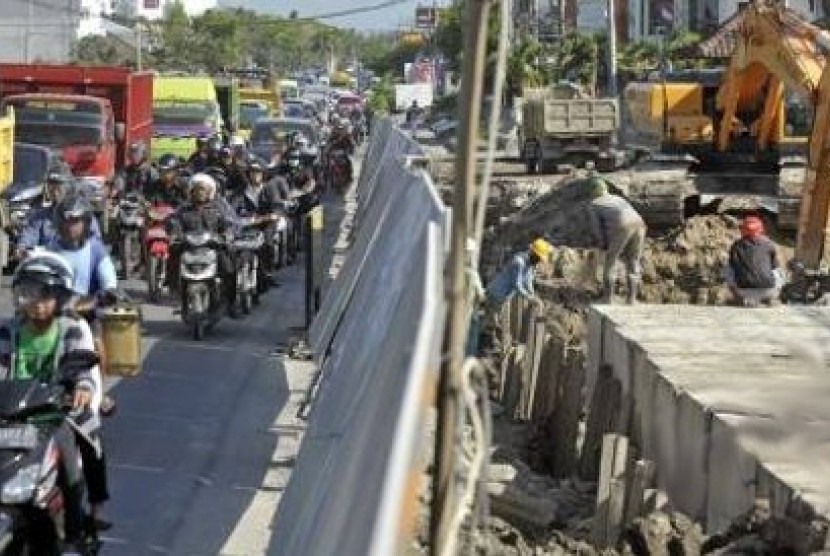 Pengerjaan underpass Dewa Ruci di Denpasar, Bali,  menyebabkan kemacetan lalu lintas.