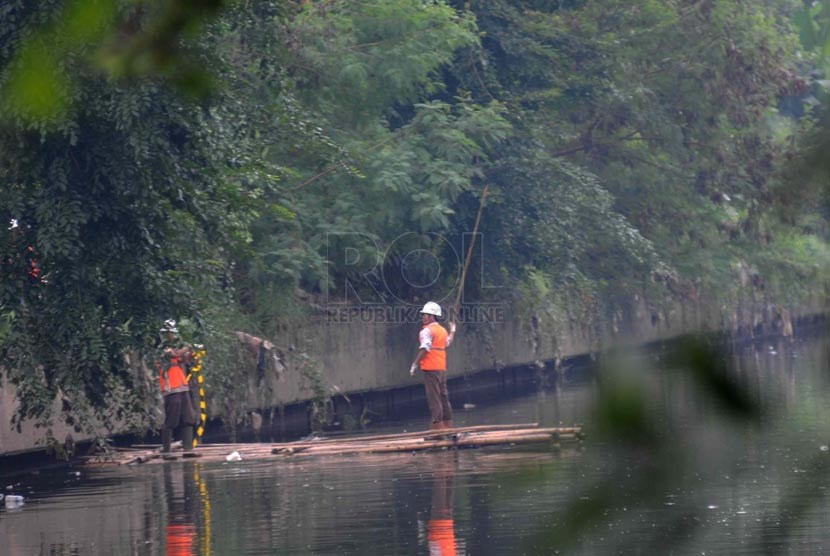 Pengerukan Endapan Lumpur. Pekerja mengukur ketebalan lumpur sungai sebelum mengeruk dengan alat berat di kawasan Kelapa Gading, Jakarta, Senin (17/3)