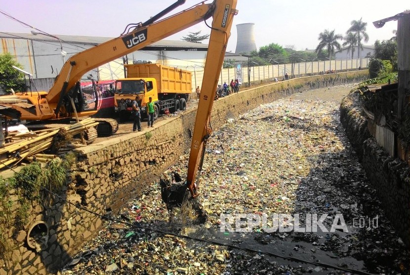 Pengerukan sampah di Sungai Citepus pada pencanangan Citarum Bestari, di Kampung Bojong Citepus, Kelurahan Cangkuang Wetan, Dayeuhkolot, Kabupaten Bandung, Rabu (2/6). (Republika/Umar Mukhtar)