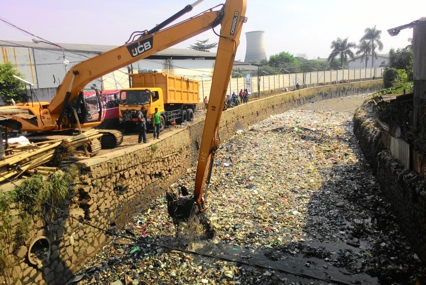 Pengerukan sampah usai digelarnya agenda pencanangan Citarum Bestari di Kampung Bojong Citepus, Kelurahan Cangkuang Wetan, Kecamatan Dayeuhkolot, Kabupaten Bandung, Kamis (2/6).