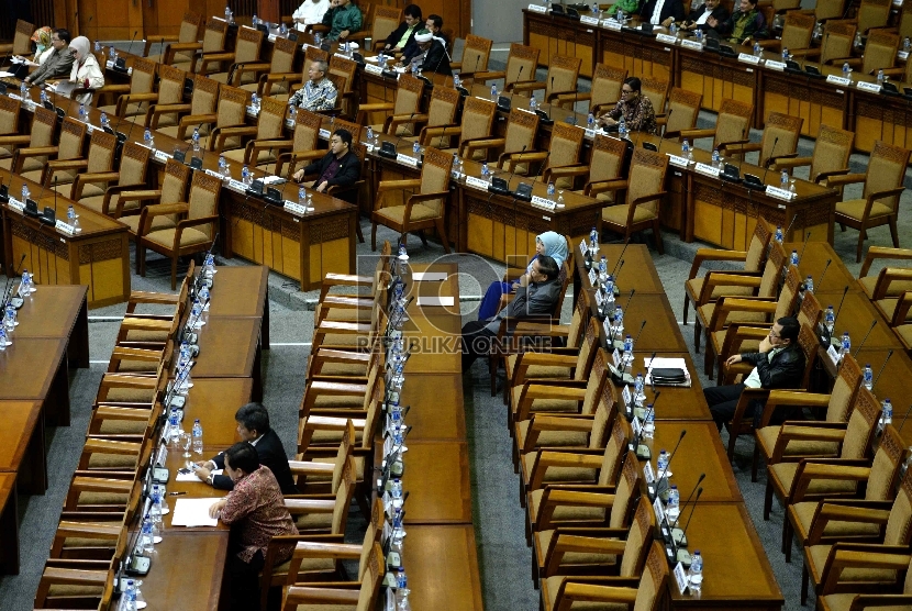 Pengesahan RAPBN p 2015. Anggota DPR RI mengikuti Sidang Paripurna pengesahan RAPBN p 2015 di Komplek Parlemen Senayan, Jakarta, Jumat (13/2).