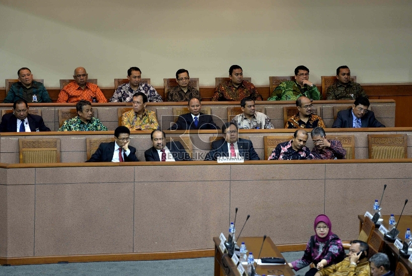 Pengesahan RAPBN p 2015. Menteri Keuangan Bambang Brodjonegoro (kedua dari kanan) mengikuti Sidang Paripurna pengesahan RAPBN p 2015 di Komplek Parlemen Senayan, Jakarta, Jumat (13/2).