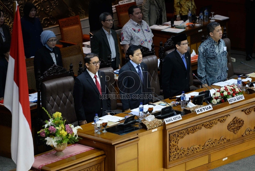 Pengesahan RAPBN p 2015. Pimpinan DPR RI mengikuti Sidang Paripurna pengesahan RAPBN p 2015 di Komplek Parlemen Senayan, Jakarta, Jumat (13/2).