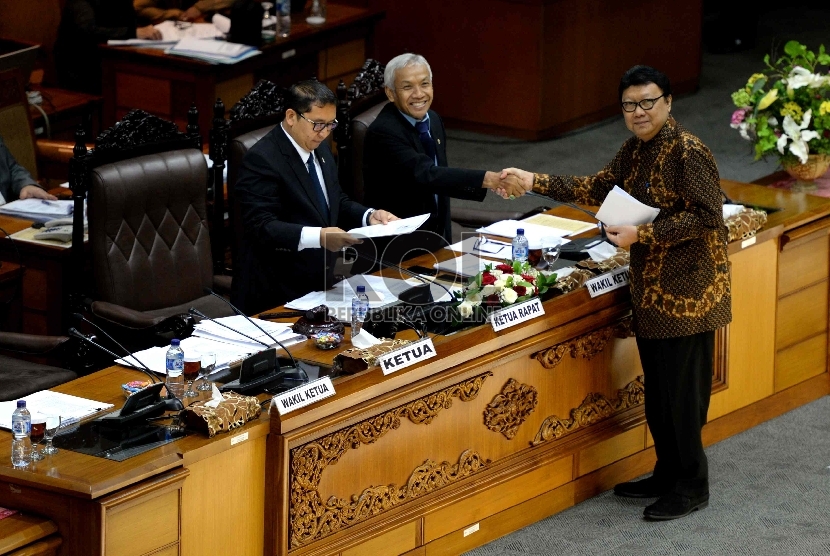  (dari kiri) Wakil Ketua DPR Fadli Zon, Wakil Ketua DPR Agus Hermanto, dan Menteri Dalam Negeri Tjahjo Kumolo saat serah terima berkas dalam rapat paripurna DPR di Jakarta, Selasa (17/2).   (Republika/Wihdan)