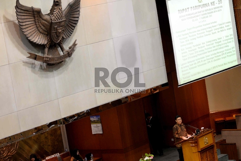  Menteri Dalam Negeri Tjahjo Kumolo membacakan tanggapan pemerintah dalam rapat paripurna DPR di Jakarta, Selasa (17/2).   (Republika/Wihdan)