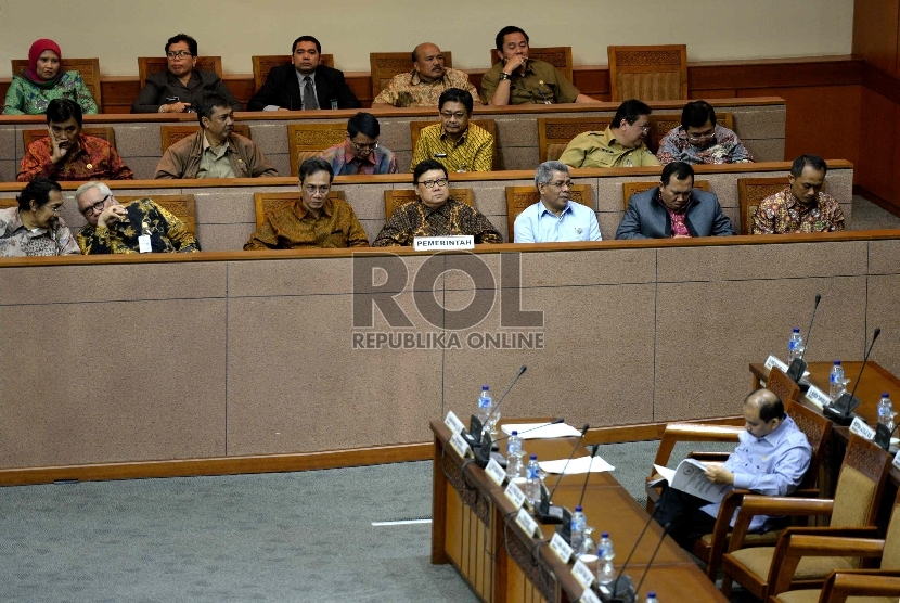  Menteri Dalam Negeri Tjahjo Kumolo (tengah) menghadiri rapat paripurna DPR di Jakarta, Selasa (17/2).  (Republika/Wihdan)