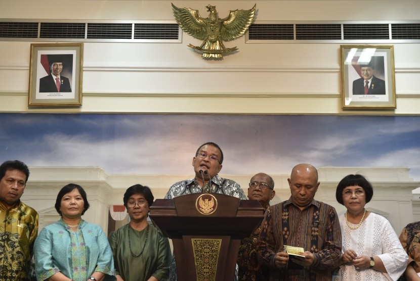 Penggagas Gerakan Antropolog untuk Indonesia yang Berbhineka dan Inklusif Yando Zakaria (tengah) bersama Kepala Staf Kepresidenan Teten Masduki (kedua kanan) menyampaikan keterangan usai pertemu dengan Presiden Joko Widodo di Kantor Presiden, Jakarta, Seni