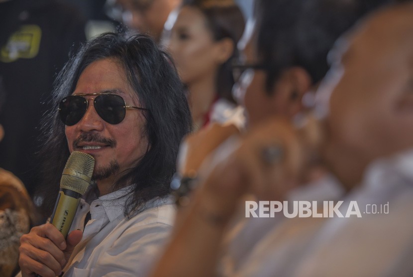 Penggagas Konser Putih Bersatu Abdeee Negara (kiri) memberikan keterangan kepada media jelang Konser Putih Bersatu di Jakarta, Senin (8/4/2019). 