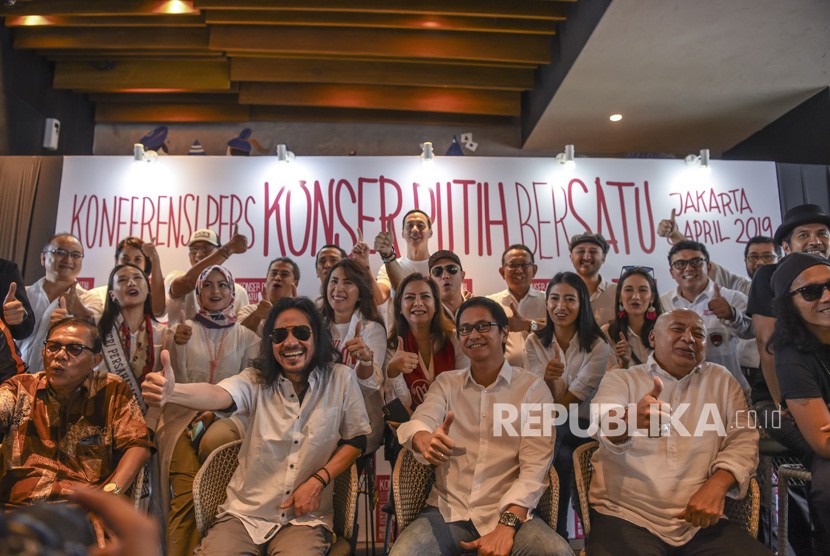Penggagas Konser Putih Bersatu Komposer Addie MS (tengah) bersama musisi Abdeee Negara (kiri) dan Pemahat Patung I Nyoman Nuarta (kanan) memberikan keterangan kepada media jelang Konser Putih Bersatu di Jakarta, Senin (8/4/2019).