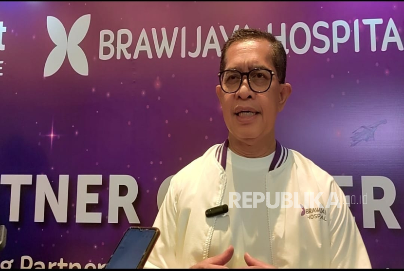 Penggagas layanan Brave Heart, Dr. dr. M. Yamin, Sp.JP (K) memaparkan inovasi terkini dalam pengobatan jantung
