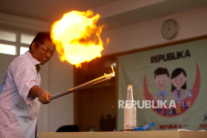Penggagas Rumah Sains Indonesia Agustino Zulys memberikan materi dasar kimia kepada siswa peserta dalam Republika Fun Science di Kantor Republika, Jakarta, Sabtu (13/5).