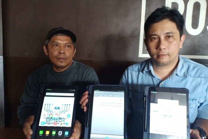 Penggagas sekaligus pembuat e-Sabak Chiptec Smart Learning, Ansarullah Yasin (kanan). Program e-Sabak adalah proses pembelajaran menggunakan tablet.