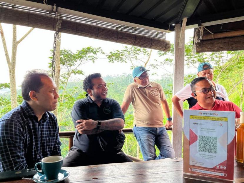 Penggagas Tumpeng Menoreh Erix Soekamti (kedua kiri) berbincang dengan para perwakilan Telkom Indonesia, membahas penerapan teknologi informasi di lokasi tersebut..