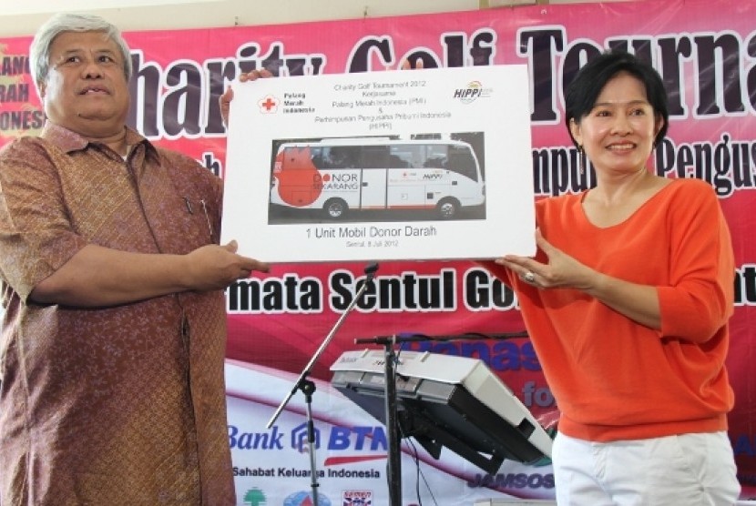 Penggalangan dana mobil donor darah PMI melalui turnamen golf di Sentul, Bogor, Jawa Barat.